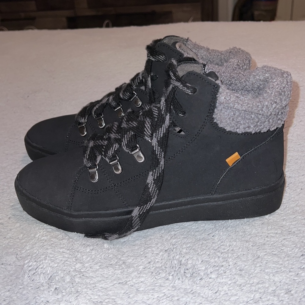 Woman's NWT Dr Scholl's black lined weekend boots, hiking boots, size 8M
